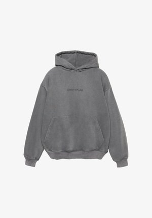 Felpa grigia realizzata in materiale morbido, con tasca frontale, cappuccio con cordino e scritta stampata "Fondato a New York, 2023" sul petto.