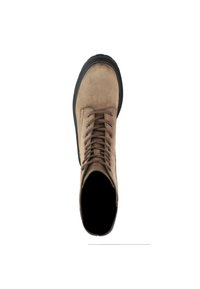 Stivale alla caviglia in suede marrone con suola in gomma nera, caratterizzato da una chiusura con lacci e una superficie liscia. Lo stivale ha una punta rotonda e non presenta loghi visibili.
