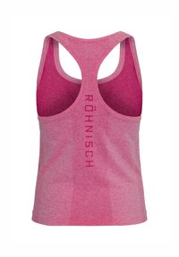 Vaaleanpunainen urheilutoppi, jossa on tekstuurinen kuvio, urheilullinen takaisinleikkaus ja "Röhnisch" painettuna pystysuoraan selkäpuolelle.