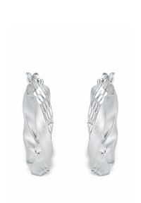 Silver snurrade hörhängen med en texturerad matt yta, som har ett reflekterande segment som skapar visuell kontrast och dimension.