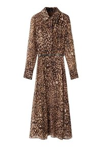 Vestido largo de botón en material ligero y transparente con un estampado de leopardo en tonos marrón y crema, ceñido en la cintura con un cinturón estrecho.