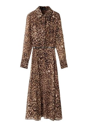 Robe longue à boutons en matériau léger et transparent, ornée d'un imprimé léopard marron et crème, cintrée à la taille par une ceinture étroite.