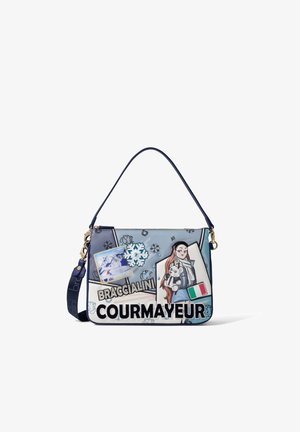 Borsa blu e bianca con toppa a tema invernale, una donna che tiene un orso, fiocco di neve, bandiera italiana e testo "COURMAYEUR".