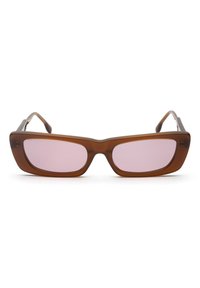 Occhiali da sole rettangolari marroni con lenti rosa scure, dotati di una montatura spessa e tempie dritte. Finitura testurizzata sulle aste.
