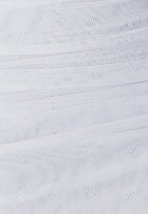 Tessuto in tulle bianco con una superficie leggermente testurizzata e un design a strati, caratterizzato da un aspetto morbido, trasparente e una lucentezza minima.