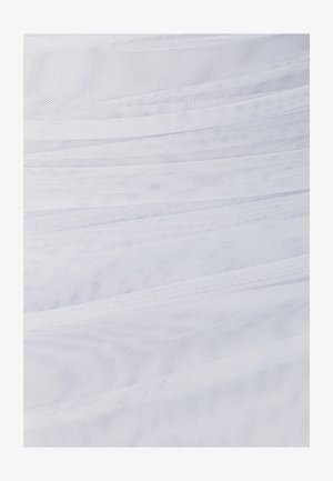 Tissu en tulle blanc avec une surface légèrement texturée et un design en couches, offrant une apparence douce, transparente et un éclat minimal.