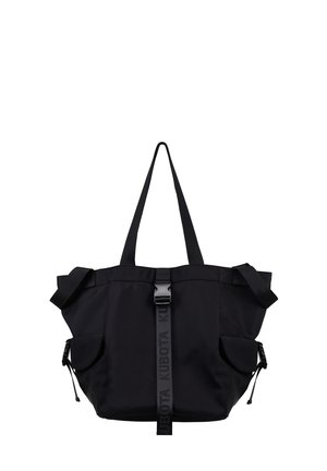 Czarna torba na ramię z dwoma paskami na ramiona, z przodem paskiem z klamrą z napisem "KUBOTA" oraz zapinanymi na zamek kieszeniami bocznymi.