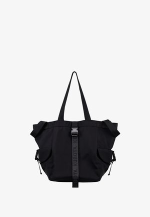 Czarna torba na ramię z dwoma paskami na ramiona, z przodem paskiem z klamrą z napisem "KUBOTA" oraz zapinanymi na zamek kieszeniami bocznymi.