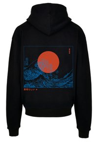 Sudadera negra con un diseño de ola azul y un gráfico de sol rojo en la parte posterior, con texto y acentos en japonés. La tela parece suave y duradera.