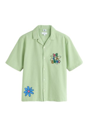 Hellgrünes, kurzärmeliges Hemd mit Knöpfen, auf der linken Brust mit buntem "De La Soul"-Schriftzug und Atom-Design sowie einer blauen Blumen-Grafik auf der unteren Vorderseite.