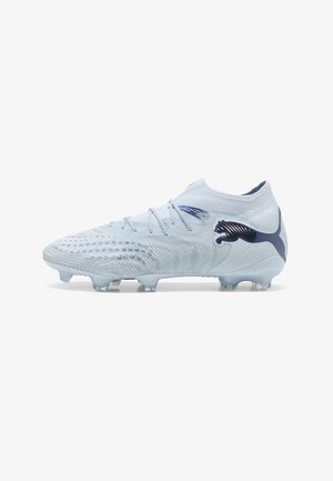 Chaussure de football bleu clair avec dessus texturé, lacets et logo Puma bleu foncé sur le côté, conçue pour jouer sur terrain ferme.
