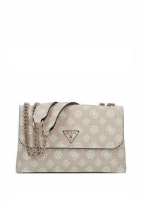 Borsa a mano in pelle rosa chiaro con motivo a logo bianco, con manico a catena argento e targhetta triangolare del logo Guess sul risvolto anteriore.