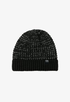 Zwarte en grijze gebreide beanie met een gestructureerd patroon, voorzien van een ribbelmanchet en een klein merklabel aan de zijkant.