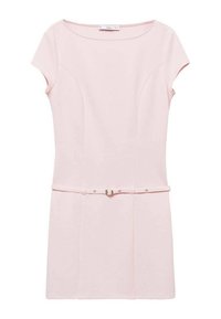 Robe rose ajustée avec manches courtes, encolure bateau et une ceinture avec une boucle argentée. Confectionnée en matière lisse et extensible.