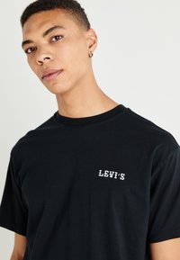 Levi's® VINTAGE FIT GRAPHIC - Nyomott mintás póló - black