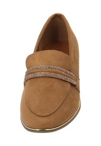 Mocassini in suede marrone con punta tondeggiante, caratterizzati da due fasce decorative impreziosite da piccole strass sulla parte superiore.