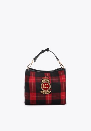 Bolso de mano con estampado de cuadros rojo y negro, asa negra, herrajes dorados y un escudo bordado en el centro con las letras "LC".