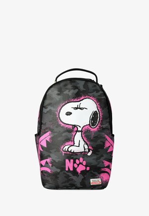 Zaino mimetico nero e grigio con una grande immagine di Snoopy contornata di rosa e un'impronta di zampa rosa sotto la lettera "N."