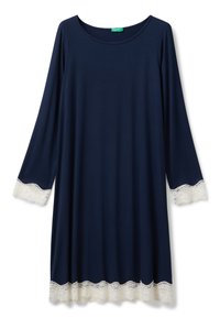 Abito long sleeve blu navy realizzato in tessuto morbido. Presenta un bordo in pizzo crema sulle maniche e sull'orlo, creando una texture a strati.