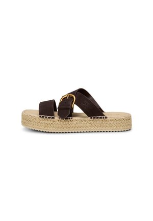 Sandale style espadrille avec une semelle plateforme en jute tressé, deux brides marron foncé, et une grande boucle dorée sur une des brides.