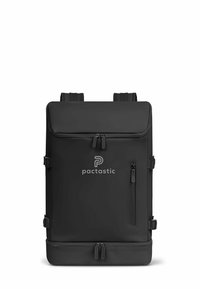 Mochila negra hecha de material duradero con forma rectangular. Cuenta con una solapa superior, bolsillo frontal con cremallera y correas de hombro ajustables.