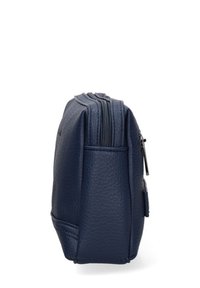 Pochette compatta in pelle blu navy con doppie cerniere e superficie texturizzata, mostrata in vista laterale su sfondo bianco.