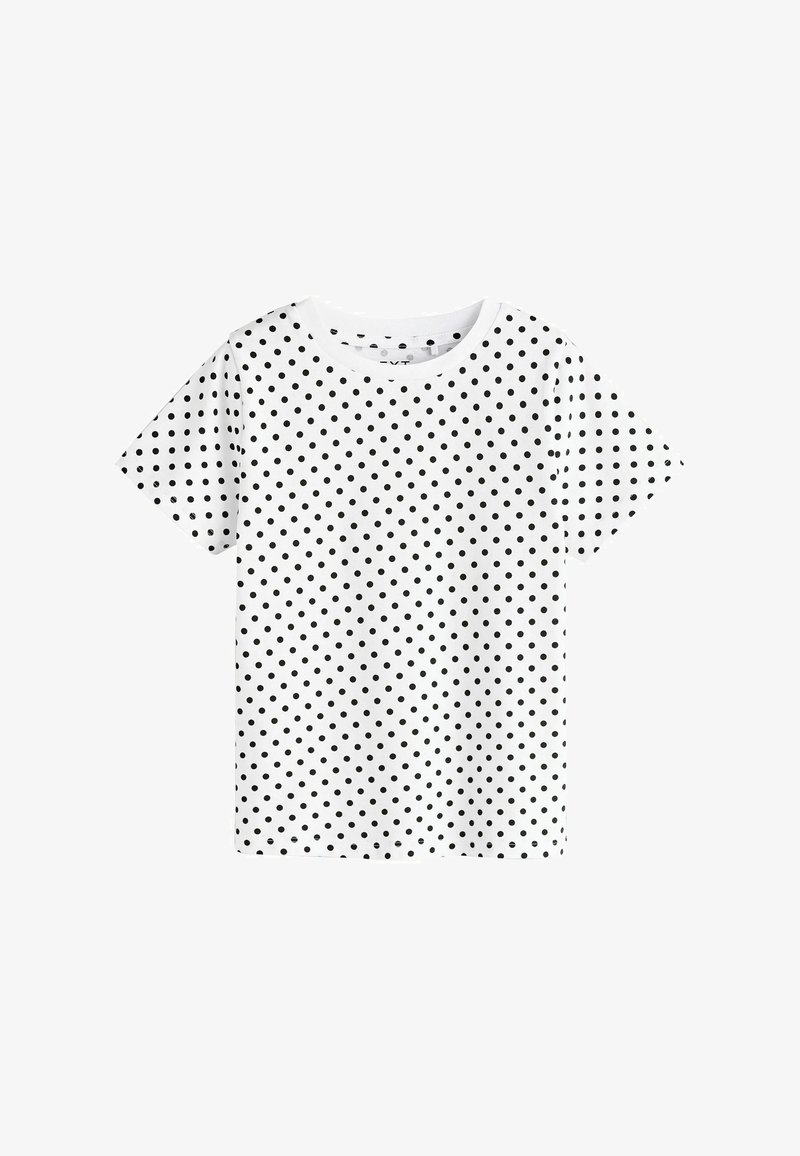 Fehér, rövid ujjú póló fekete pöttyökkel, amelyek egyenletesen borítják az anyagot, és kerek nyakkivágással.