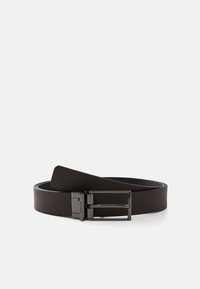 Ceinture en cuir marron avec une texture lisse, dotée d'une boucle argentée métallique et d'un design épuré et minimaliste.