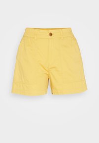 Gula avslappnade shorts med framfickor, knappstängning, bälteshällor och en del av resår i midjan på en vit bakgrund.