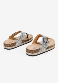 Infradito di glitter argento con base in sughero, fascia superiore testurizzata, fibbia regolabile e suola piatta avvolta in juta.