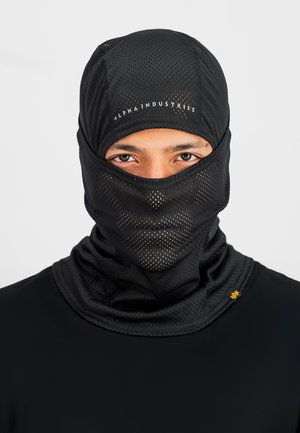 Crna balaklava od prozračne mrežaste tkanine, sa prilagođenim dizajnom, prednjim brendingom i zlatnim naglaskom na području vrata.
