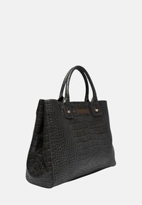 Zwarte tote bag met krokodillenpatroon, dubbele handvatten, rechthoekige vorm, textuur op het oppervlak en metalen accenten aan de voorkant.