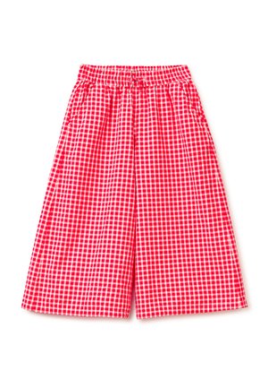 Czerwono-białe szerokie szorty w kratkę z elastycznym pasem i bocznymi kieszeniami, ułożone płasko na białym tle.