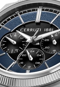 Reloj Cerruti 1881 con un dial texturizado azul, dos sub-diales negros, agujas en tono plateado y una caja de acero inoxidable pulido.