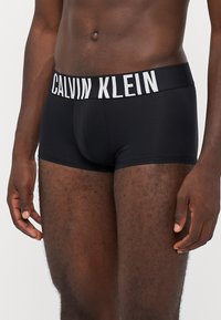 Calvin Klein Underwear LOW RISE TRUNK INTENSE POWER 3 PACK - Ozke boksarice - black/syrah/sand brown