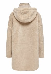 Beige jas van nepbont met een capuchon, met een gestructureerd oppervlak en een losse, oversized pasvorm. De mouwen zijn wijd en de lengte reikt tot halverwege de dij.