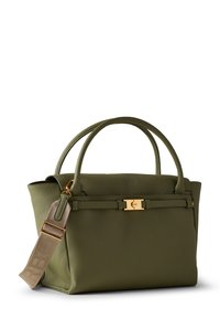 Grüne Lederhandtasche mit strukturiertem Design, goldenen Beschlägen, doppelten Griffen und einem verstellbaren Tragegurt mit einem Logomuster.