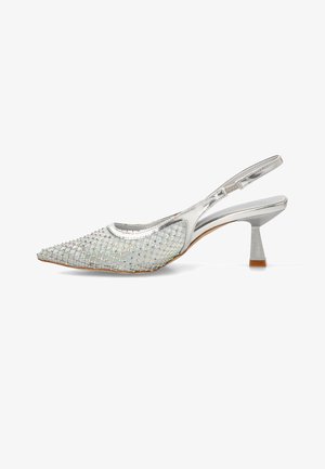 Tacones altos plateados con tiras en el talón, punta puntiaguda, parte superior de malla texturizada decorada con cuentas multicolores y un tacón corto tipo bloque.