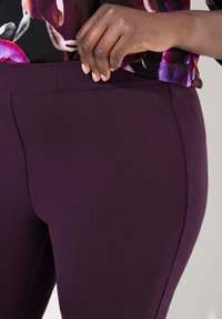 Ulla Popken GROSSE GRÖSSEN BIS RUNDUM-GUMMIBUND STRETCH - Legíny - kalhoty  - dark grape