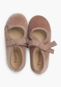 Des ballerines en velours de teintes rose doux avec un bout arrondi, des brides élastiquées aux chevilles et un détail de nœud décoratif au centre.