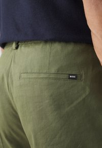 BOSS PERIN - Tygbyxor - open green