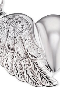 Silverhjärtanhänge med fjäderformade vingar, som har en polerad yta och intrikata gravyrer av vingar och detaljer.