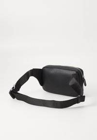 Schwarze Leder-Umhängetasche in rechteckiger Form, mit Reißverschluss und verstellbarem Tragegurt, ausgestattet mit glatter Textur und minimalistischem Design.