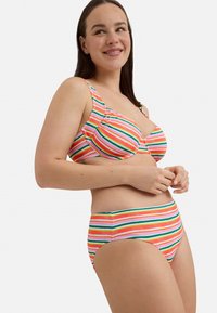 Conjunto de bikini a rayas con una combinación de colores en rosa, naranja, verde y púrpura. La parte superior cuenta con soporte de varilla y la parte inferior tiene un diseño de cintura alta.