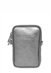 Pochette en tissu métallisé argenté à texture lisse, de forme rectangulaire, avec une double fermeture éclair et de petits accessoires métalliques.