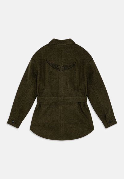 Olijfgroene, wollen jas met een ceintuur in de taille, puntkraag, ronde zoom en geborduurde vleugelontwerpen op de rug. Voorzien van knoopmanchetten.