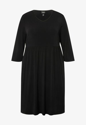 Abito nero realizzato in tessuto morbido, con scollatura a V, maniche a tre quarti e una vita arricciata per una silhouette rilassata e fluttuante.