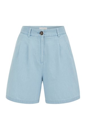 Pantaloni scurți bleu deschis cu talie înaltă, pliuri frontale, capse pentru curea și o singură buton maro la nivelul taliei.