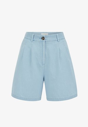 Hellblaue Shorts mit hoher Taille, vorderen Falten, Gürtelschlaufen und einem einzelnen braunen Knopfverschluss am Bund.