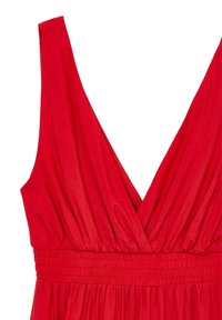 Abito rosso con scollatura a V profonda, design senza maniche, vita elastica arricciata, realizzato in tessuto morbido, texture liscia e silhouette fluida.